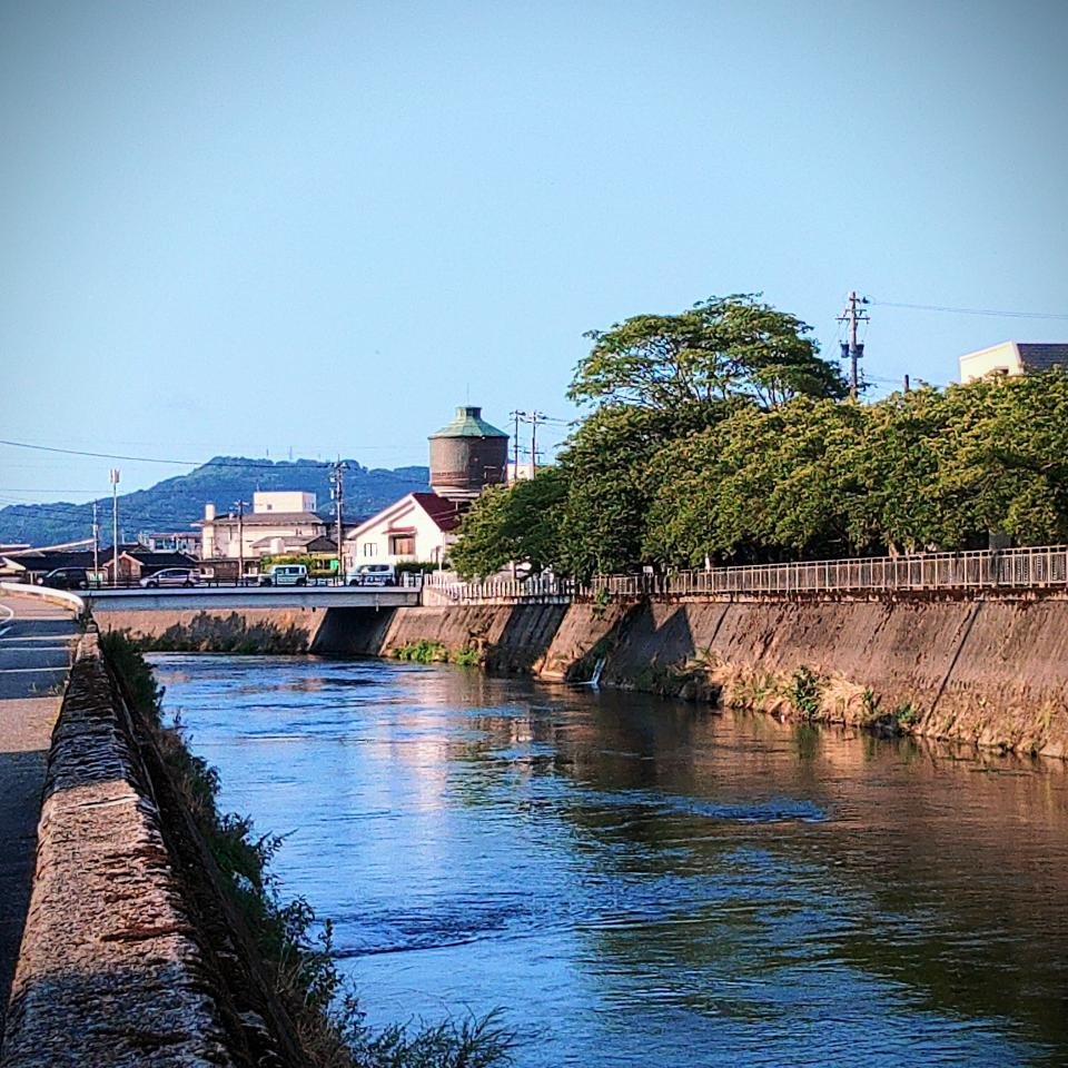 千保川と、旧配水塔と、二上山と